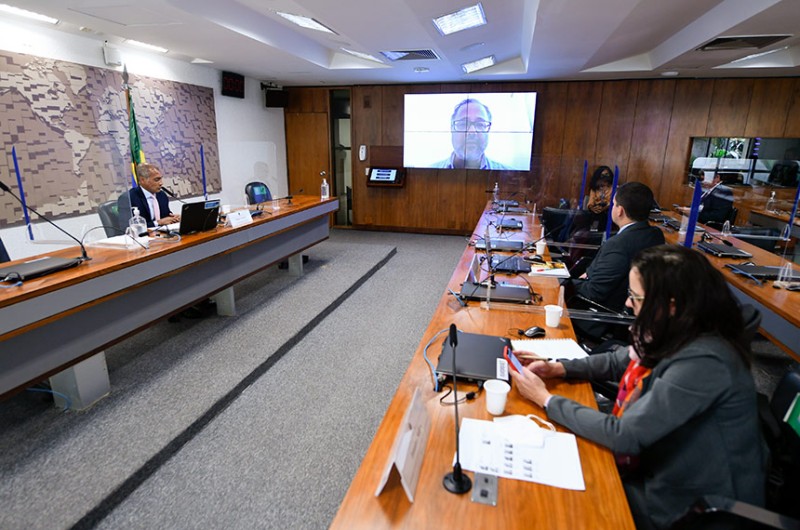 Romário conduz a audiência pública da Comissão Temporária de Petrópolis