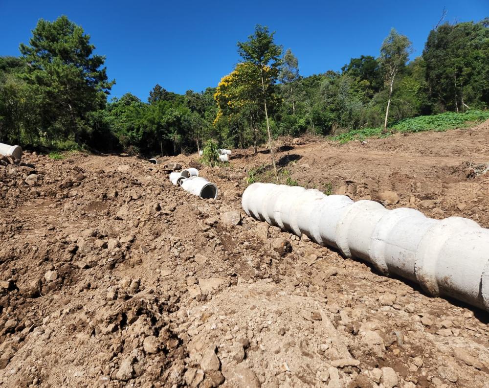 Mais de 500 metros de canalização para dois riachos estão sendo preparados pela empresa - Fotos: NB Notícias