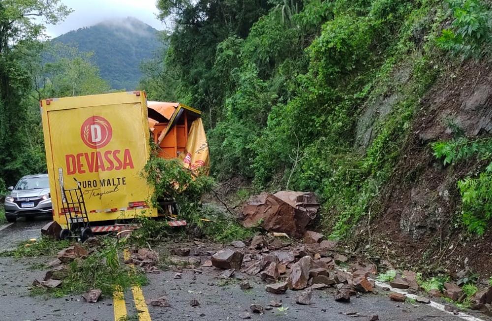 Pedras atingiram a parte traseira do caminhão, não ferindo o motorista e o passageiro