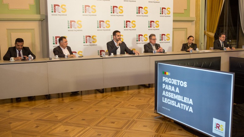 Governador Leite conduziu reunião do Conselho de Estado no Salão Alberto Pasqualini do Palácio Piratini - Foto: Gustavo Mansur / Palácio Piratini