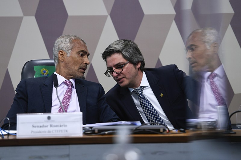 Debate ocorrerá na seguda-feira (4), na Câmara Municipal de Petrópolis, por iniciativa do senador Carlos Portinho (à dir.). Romário é o presidente da comissão - Pedro França/Agência Senado