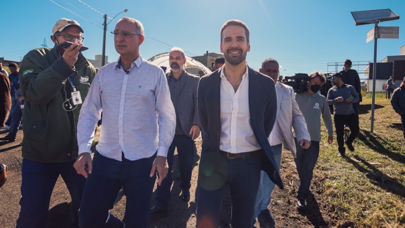 Governador Leite e prefeito Pozzobom no local onde se iniciam os trabalhos de pavimentação - Foto: Felipe Dalla Valle / Palácio Piratini