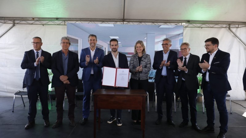 Governador Leite e a prefeitura de Pelotas, Paula Mascarenhas, na assinatura de contrato de quase R$ 60 milhões para a obra - Foto: Itamar Aguiar / Palácio Piratini