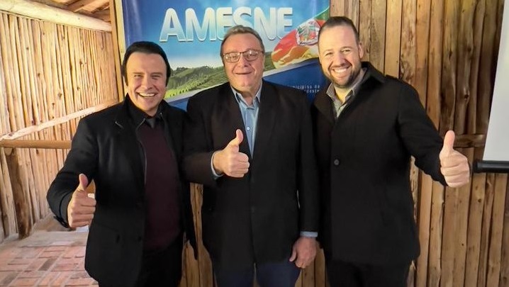 Prefeito de Farroupilha, Fabiano Feltrin, prefeito de Nova Prata, Alcione Grazziotin, e vice-prefeito de Farroupilha, Jonas Tomazini (Foto: Gabriel Gabrielli)