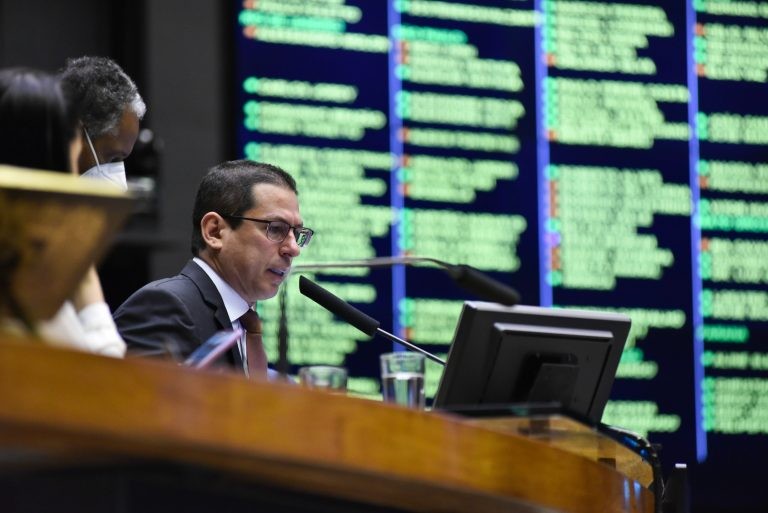Plenário pode votar aumento extraordinário para o Auxílio Brasil