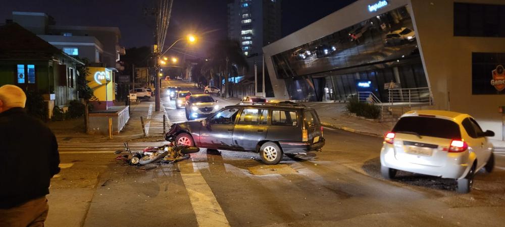 Acidente entre carro e motocicleta deixa um homem ferido em Bento Gonçalves