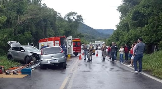 Trânsito ficou interrompido nos dois sentidos por mais de uma hora