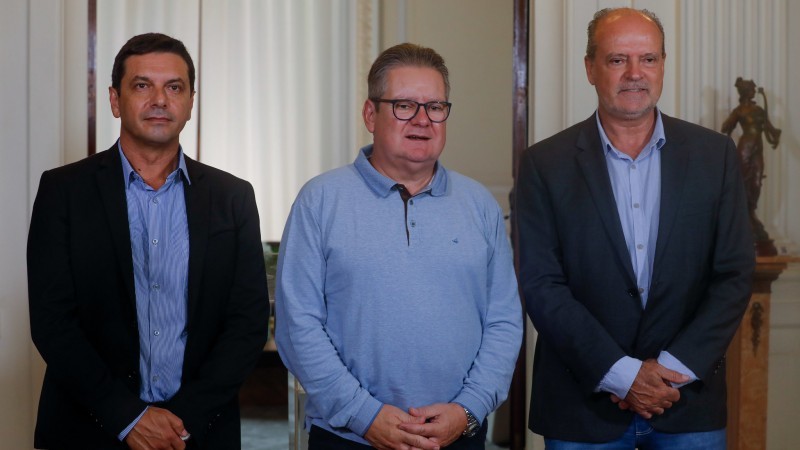 Ranolfo apresentou Santarosa (E) e Guerreiro (D) como os novos titulares da Secretaria da Segurança Pública - Foto: Itamar Aguiar/Palácio Piratini