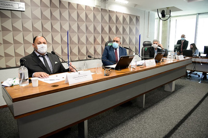 Paulo Paim (ao centro) conduz audiência com representantes de trabalhadores nesta segunda - Pedro França/Agência Senado