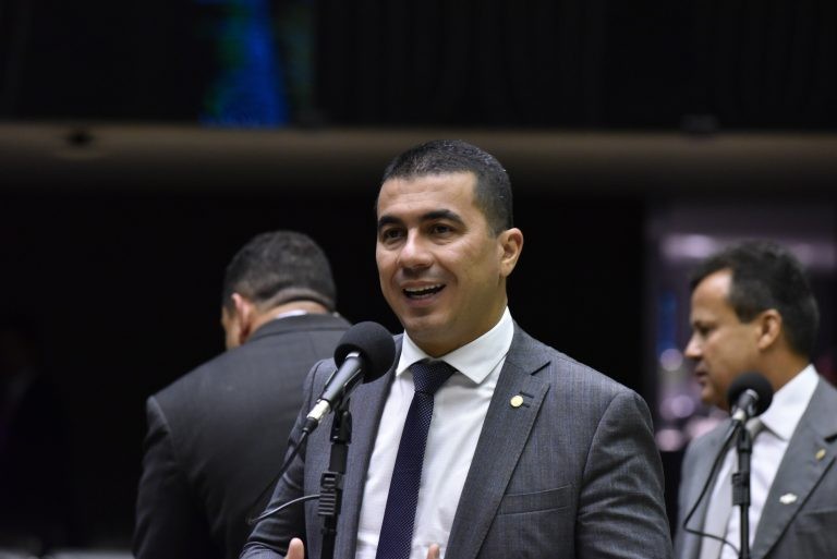 Miranda ressalta experiência de servidor em abono permanência - (Foto: Zeca Ribeiro/Câmara dos Deputados)