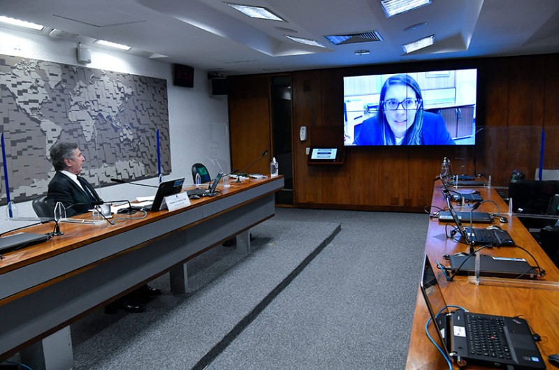 O presidente da Comissão de Desenvolvimento Regional e Turismo (CDR) do Senado, Fernando Collor, e a secretária nacional de Atração de Investimentos do Ministério do Turismo, Débora Gonçalves. - Waldemir Barreto/Agência Senado