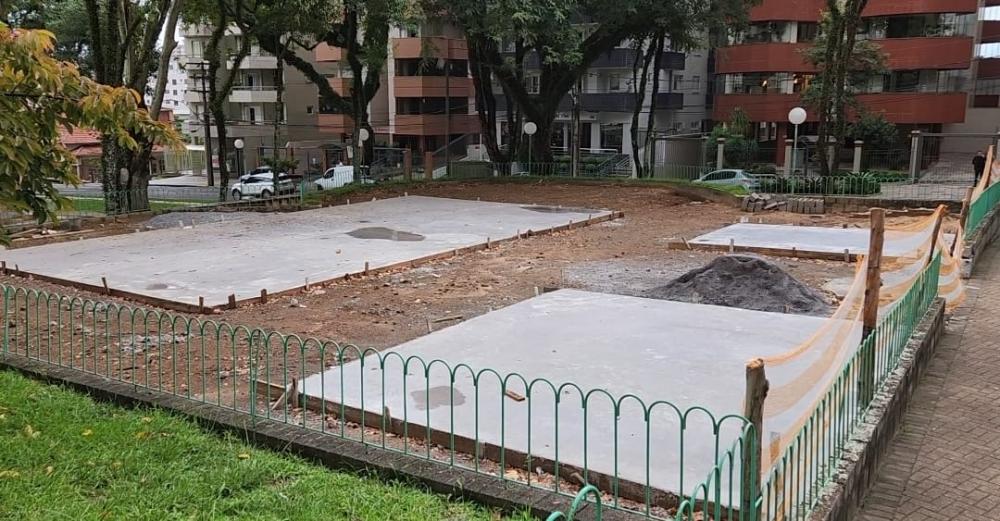 Obras na praça Vico Barbieri, no Centro de Bento, devem durar até metade de maio