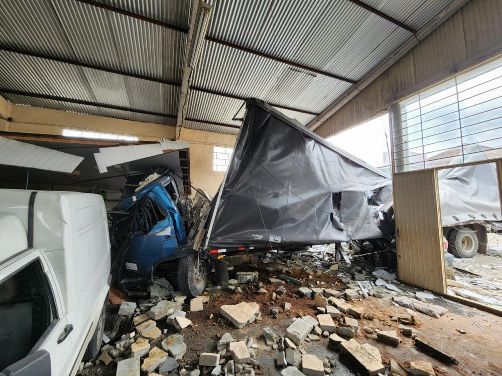 Motorista do caminhão desgovernado que invadiu pavilhão em Bento segue no hospital