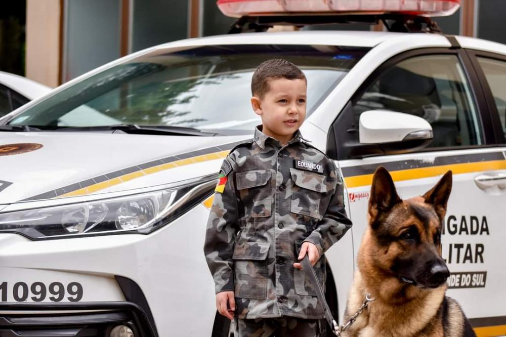 Menino Eduardo Policial é apaixonado pelas coisas da Brigada Militar - Fotos: Jackson Cardoso