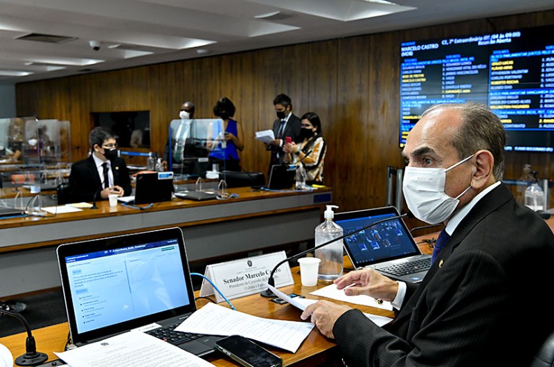 Marcelo Castro (D), presidente da CE, e Randolfe (na bancada) na audiência com prefeitos nesta terça - Geraldo Magela/Agência Senado