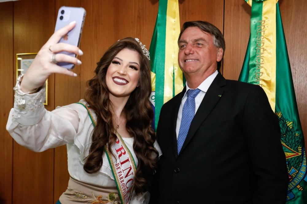 Com direito à Selfie, Bolsonaro recebe comitiva da Fenakiwi em Brasília
