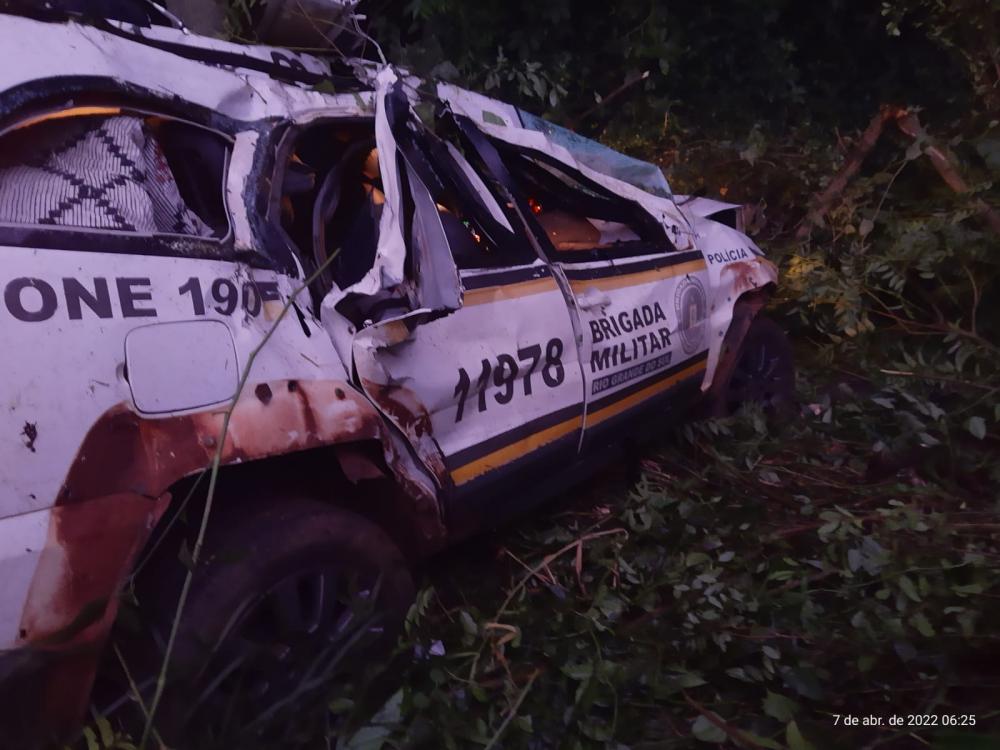 Um policial está em estado grave e outro sofreu ferimentos leves, enquanto outros dois não se feriram - Foto: PRF/Divulgação