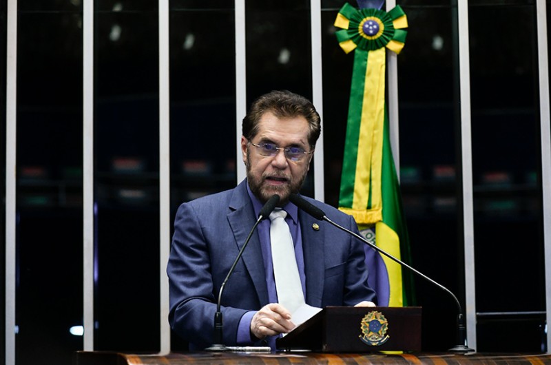O senador Plínio Valério (PSDB-AM) leu carta que recebeu dos indígenas da etnia Baniwa e disse que é “necessário investigar as más ONGs” - Geraldo Magela/Agência Senado