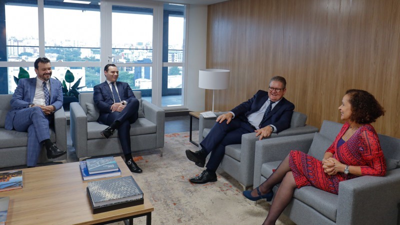 Ranolfo, o secretário Artur Lemos e o procurador-geral do Estado, Eduardo Cunha da Costa, com a desembargadora Iris Helena - Foto: Itamar Aguiar / Palácio Piratini