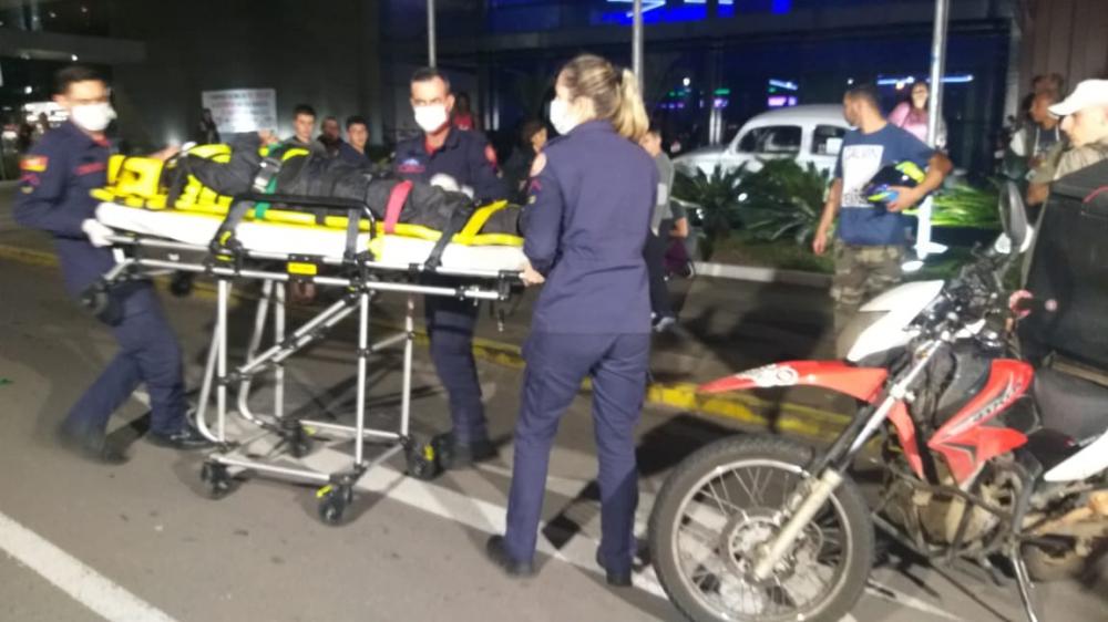 Condutor de uma das motocicletas sofreu ferimentos leves e foi levado para o hospital - Foto Gilvan Dall'Oglio/Rádio Difusora