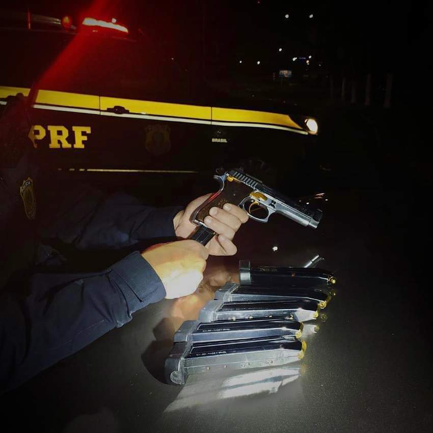Indivíduo com vários antecedentes criminais estava em uma caminhonete com uma pistola e várias munições 