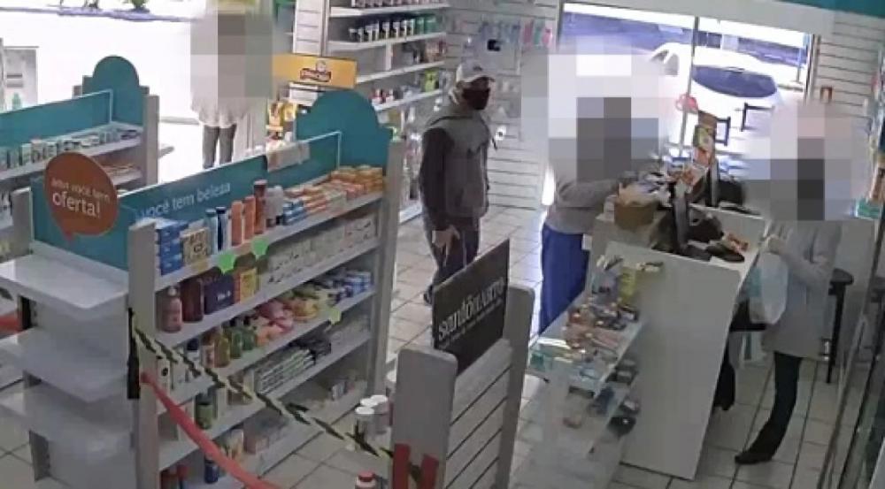 Policiais da BM prendem criminoso após assalto à farmácia em Bento Gonçalves