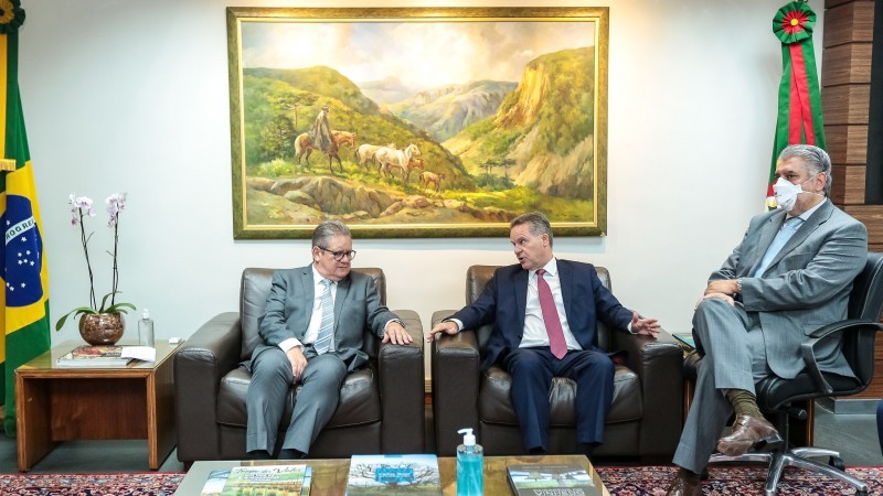 Governador Ranolfo esteve reunido com Postal, presidente do TCE-RS, e com Da Camino, procurador-geral do MPC - Foto: Gustavo Mansur / Palácio Piratini