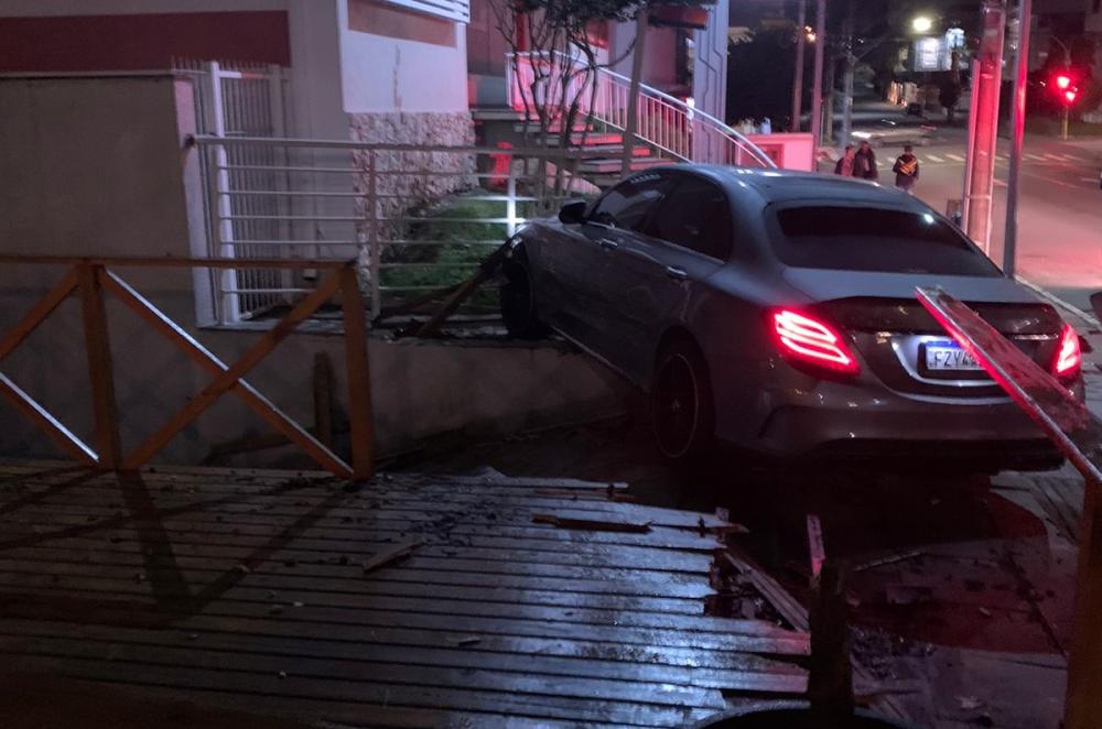 Motorista perdeu o controle do veículo e invadiu área de um restaurante no bairro Cidade Alta
