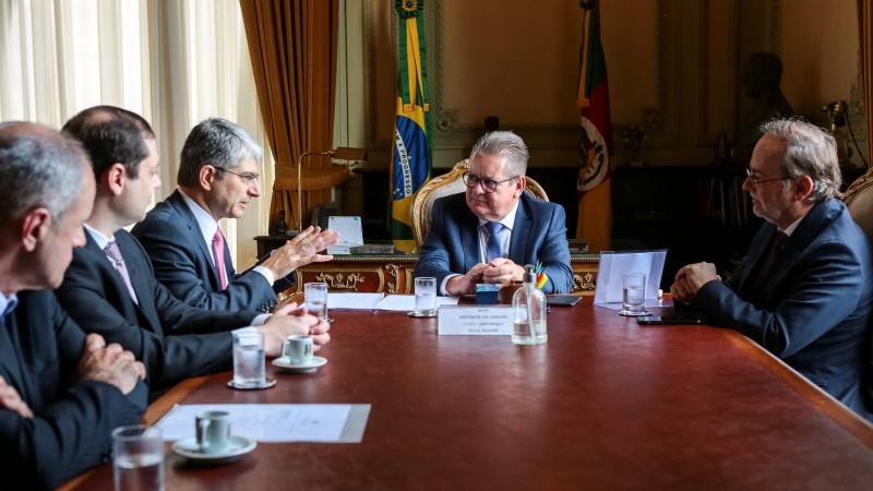 Integrantes da Secretaria da Fazenda e da Cage entregaram balanço ao governador Ranolfo - Foto: Gustavo Mansur / Palácio Piratini