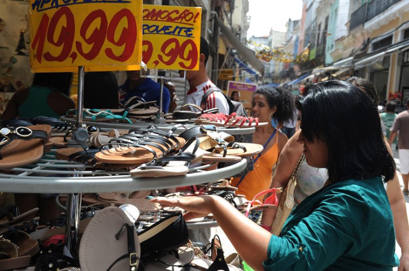 Comércio de rua no Rio de Janeiro: baixo crescimento da economia leva ao aumento do trabalho informal e à queda na renda - Fernando Frazão/Agência Brasil
