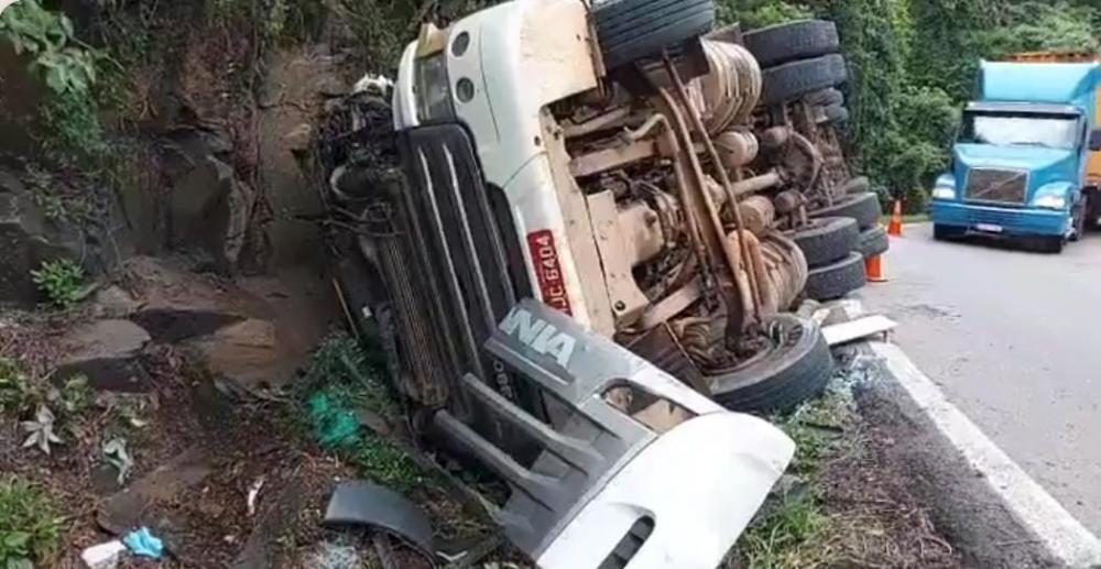 Motorista ficou preso nas ferragens e precisou ser retirado pelo Corpo de Bombeiros 