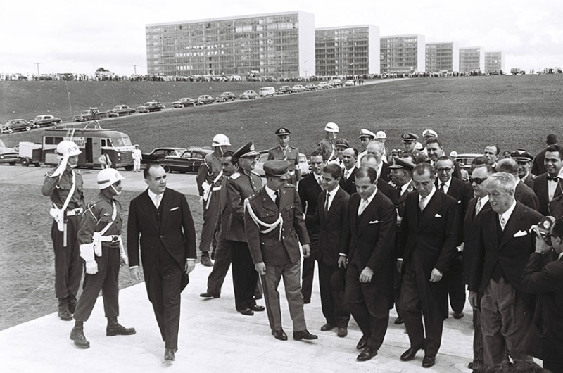 Autoridades chegam ao Congresso para inauguração da capital, em 21 de abril de 1960 - Arquivo Público do DF