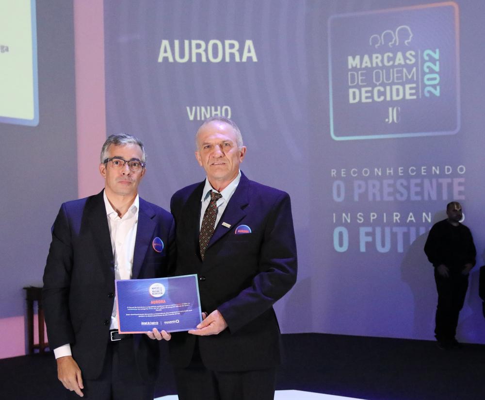 O presidente da Vinícola Aurora, Renê Tonello (à direita), recebeu o certificado do presidente da Associação dos Dirigentes de Vendas e Marketing do Brasil (ADVB-RS), Rafael Bicca Machado / Crédito: Carlos Chaves/JC