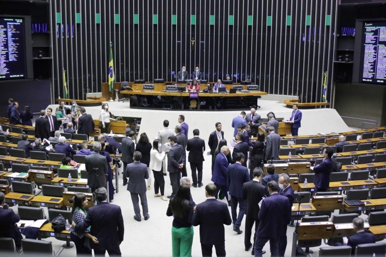 Câmara aprova acordo de serviços aéreos com a Jamaica