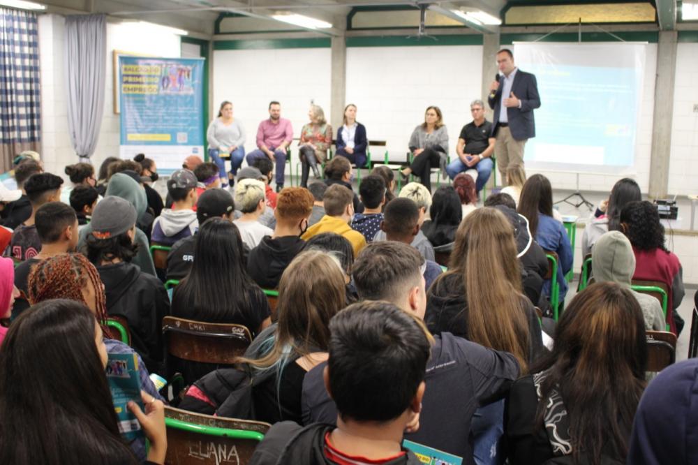Balcão do Primeiro Emprego é apresentado em Escola Municipal no Zatt
