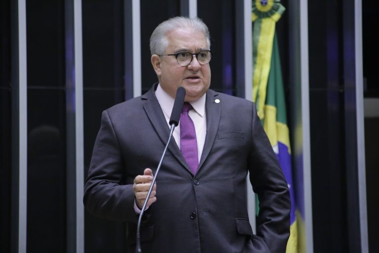 Coutinho: enquanto inocentes são acionados, devedores usufruem do bem - (Foto: Paulo Sergio/Câmara dos Deputados)