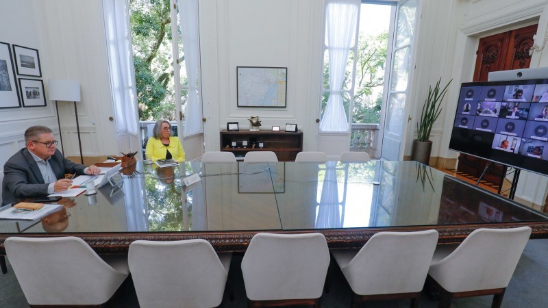 Governador Ranolfo, ao lado da chefe de Gabinete, Flávia Frey, coordenou reunião - Foto: Itamar Aguiar / Palácio Piratini