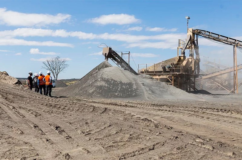 Algumas rochas silicáticas moídas podem ser usadas para remineralizar os solos, fornecer nutrientes e induzir a novas fases minerais funcionais, com efeitos de curto a longo prazos em sistemas de cultivo - Divulgação/Metso Outotec