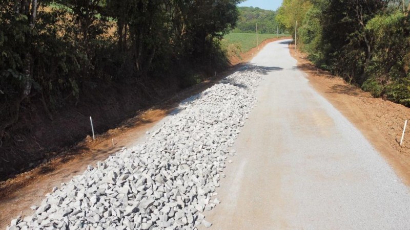 Primeiras camadas de pavimento começaram a ser aplicadas na rodovia - Foto: Divulgação / Daer