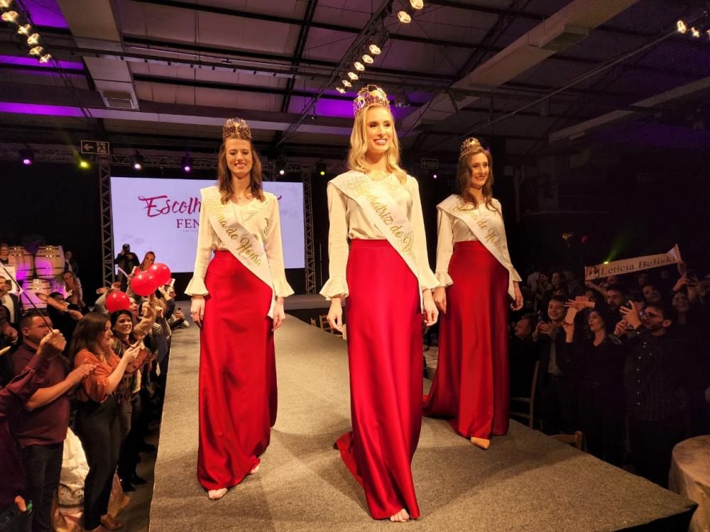 Laís (ao centro), Letícia (à esquerda) e Raiane são as novas representantes da maior festa de BEnto Gonçalves - Foto: NB Notícias