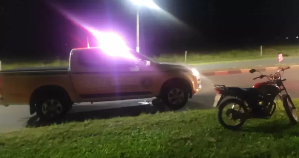 Motocicleta possui dezenas de infrações de trânsito e foi recolhida ao depósito credenciado do Detran - Foto: Grupo Rodoviário de Torres