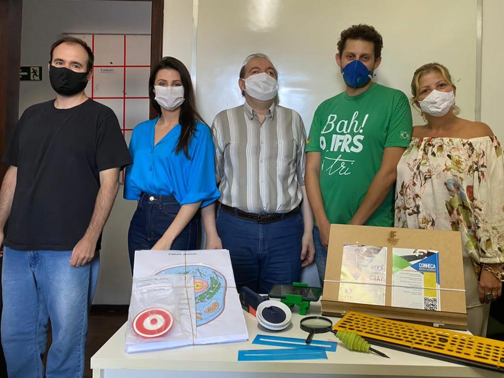 Equipe do CTA entrega kits para servidores do Napne do Campus Bento Gonçalves. Da esquerda para a direita, Lucas Schwochow (CTA), Bruna Poletto Salton (CTA), Everaldo Carniel (Napne), Lael Nervis (CTA) e Graziela Guimarães (Napne). – Fotos: Divulgação IFR
