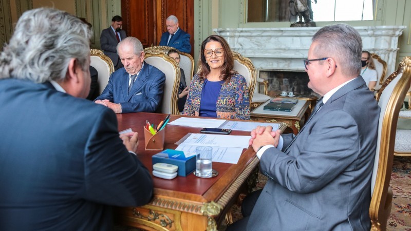 Governador Ranolfo destacou a qualidade técnica demonstrada na trajetória de Elizabeth - Foto: Gustavo Mansur / Palácio Piratini