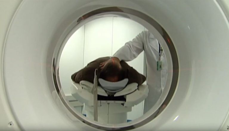 Um exemplo de radioisótopo é o iodo-131, que permite diagnosticar doenças na tireoide - (Foto: Reprodução/TV Câmara)