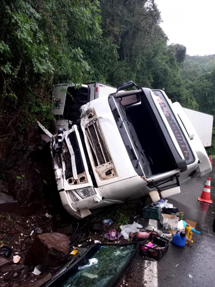 Apesar do caminhão ficar destruído, motorista não sofreu ferimentos - Fotos: Rádio Difusora