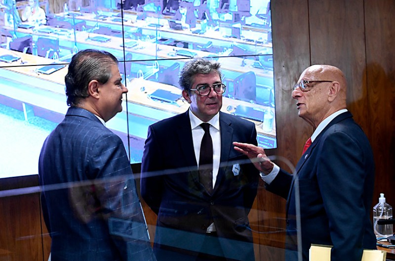 Senador Nelsinho Trad (à esq.), que irá presidir o grupo parlamentar, conversa com o ministro da Embaixada da Suíça, Boris Richard (centro) e com o senador Esperidião Amin, primeiro vice-presidente - Edilson Rodrigues/Agência Senado