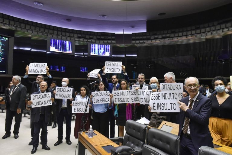 Deputados de oposição exibem cartazes de protesto contra o indulto - (Foto: Zeca Ribeiro/Câmara dos Deputados)