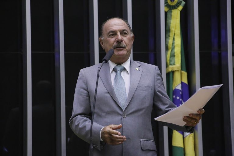 Dr. Zacharias Calil, autor dos projetos do Outubrinho Rosa e do Novembrinho Azul - (Foto: Paulo Sergio/Câmara dos Deputados)