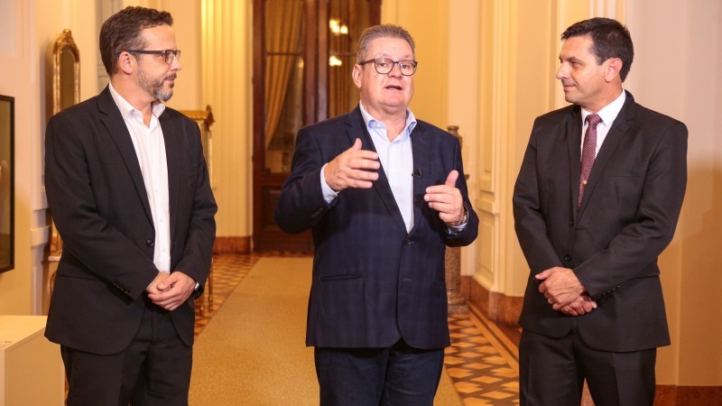 Governador Ranolfo e o secretário da Segurança Pública, Vanius Santarosa, com o novo diretor-geral do DetranRS, Marcelo Soletti - Foto: Gustavo Mansur / Palácio Piratini