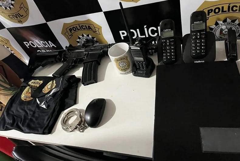 No prédio, havia uma sala de delegacia, com mesa e cadeiras, computadores, impressoras, algemas, rádios comunicadores, armamentos falsos (arma longa e pistola), camisetas e canecas da Polícia Civil, dentre outros itens. Crédito: Polícia Civil